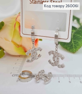Сережки кільця, срібного кольору, з підвіскою "Шанель", 2см., в камінцях, сталь Stainless Steel 240614 фото