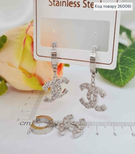Сережки кільця, срібного кольору, з підвіскою "Шанель", 2см., в камінцях, сталь Stainless Steel 260061 фото 1