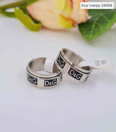 Кольцо серебряного цвета, с подвижным элементом, "D&G", с черной эмалью, сталь Stainless Steel 270018 фото 1