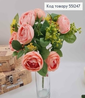 Композиція "Букет РОЖЕВО-ПЕРСИКОВІ  троянди Камелія з зеленим декором", висотою 46см 551247 фото