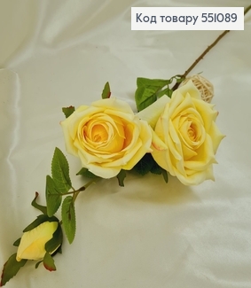 Штучна гілка з квітками троянди молочної на металевому стержні 73см 551089 фото
