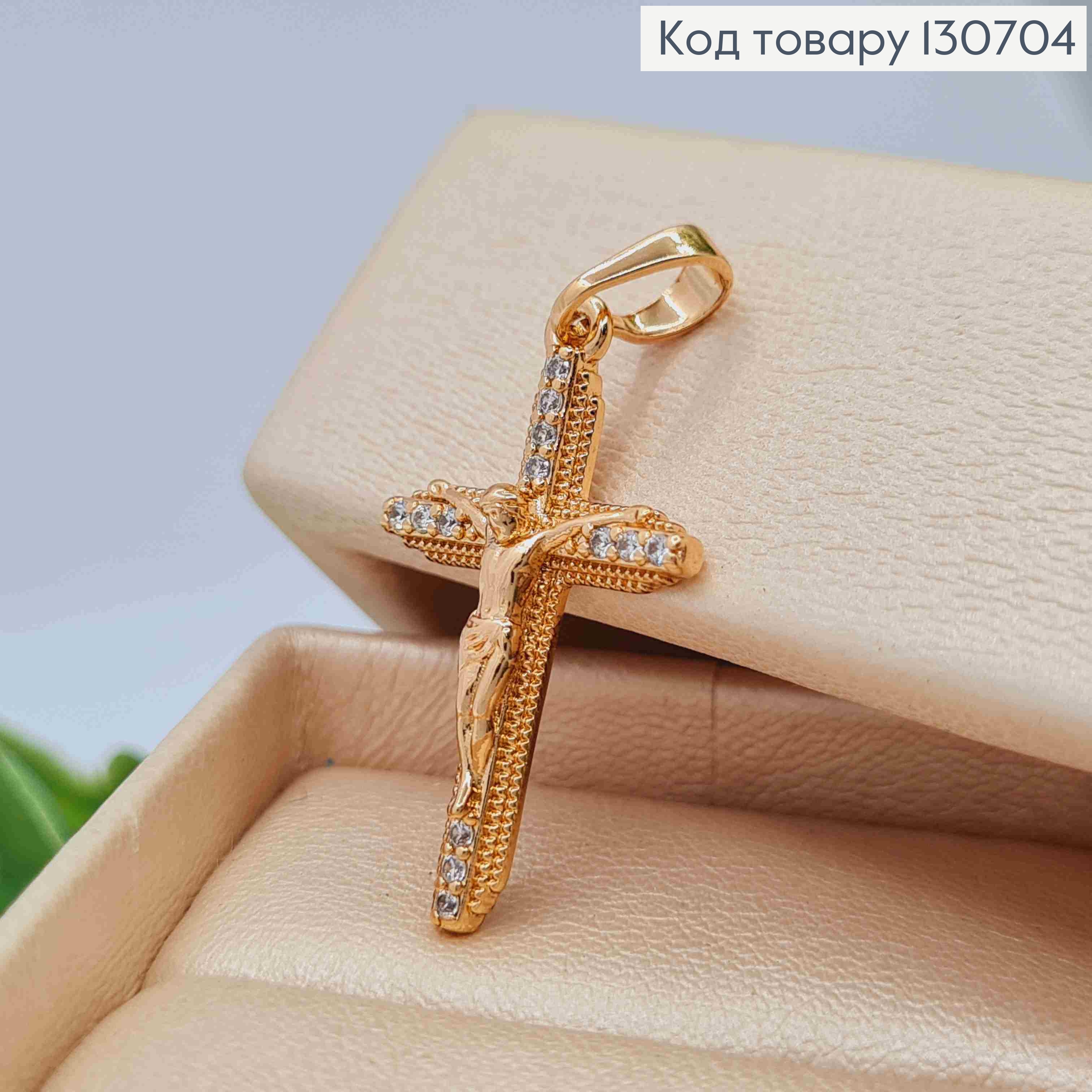 Крестик с распятием украшен Блестящими камешками по краям, размер 2,7*1,6см Xuping 18K 130704 фото 2
