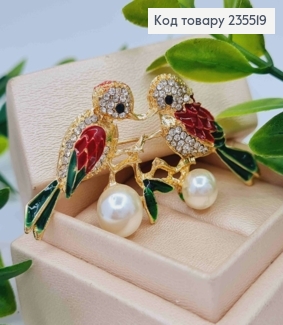 Брошь металл "ПТИЦЫ" с Блестящими камнями и Жемчужинами, 5,5см, с Зелеными хвостами, Золотая 235519 фото