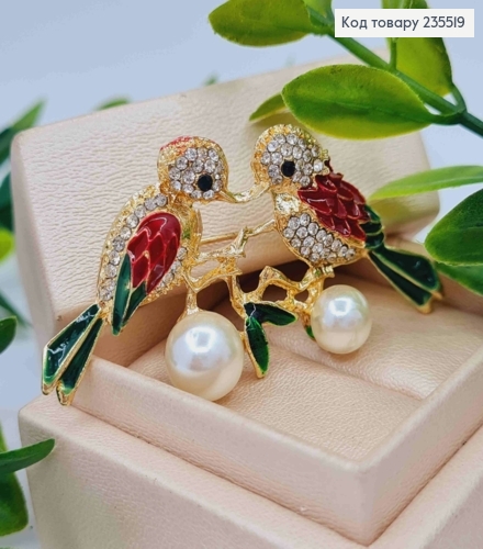 Брошь металл "ПТИЦЫ" с Блестящими камнями и Жемчужинами, 5,5см, с Зелеными хвостами, Золотая 235519 фото 1