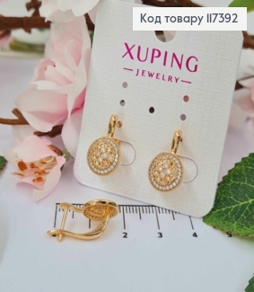 Серьги "Желание", круглая ажурная пластинка в камешках, длина 1,7см, англ застежка, XUPING 18K 117392 фото