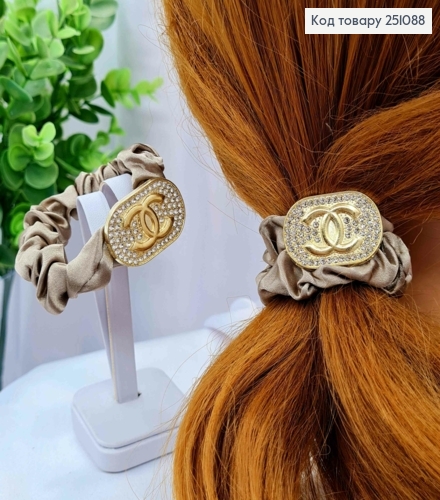 Резинка жатка Пудрового кольору, з пластинкою "Шанель" в камінцях, 6см 251088 фото 1