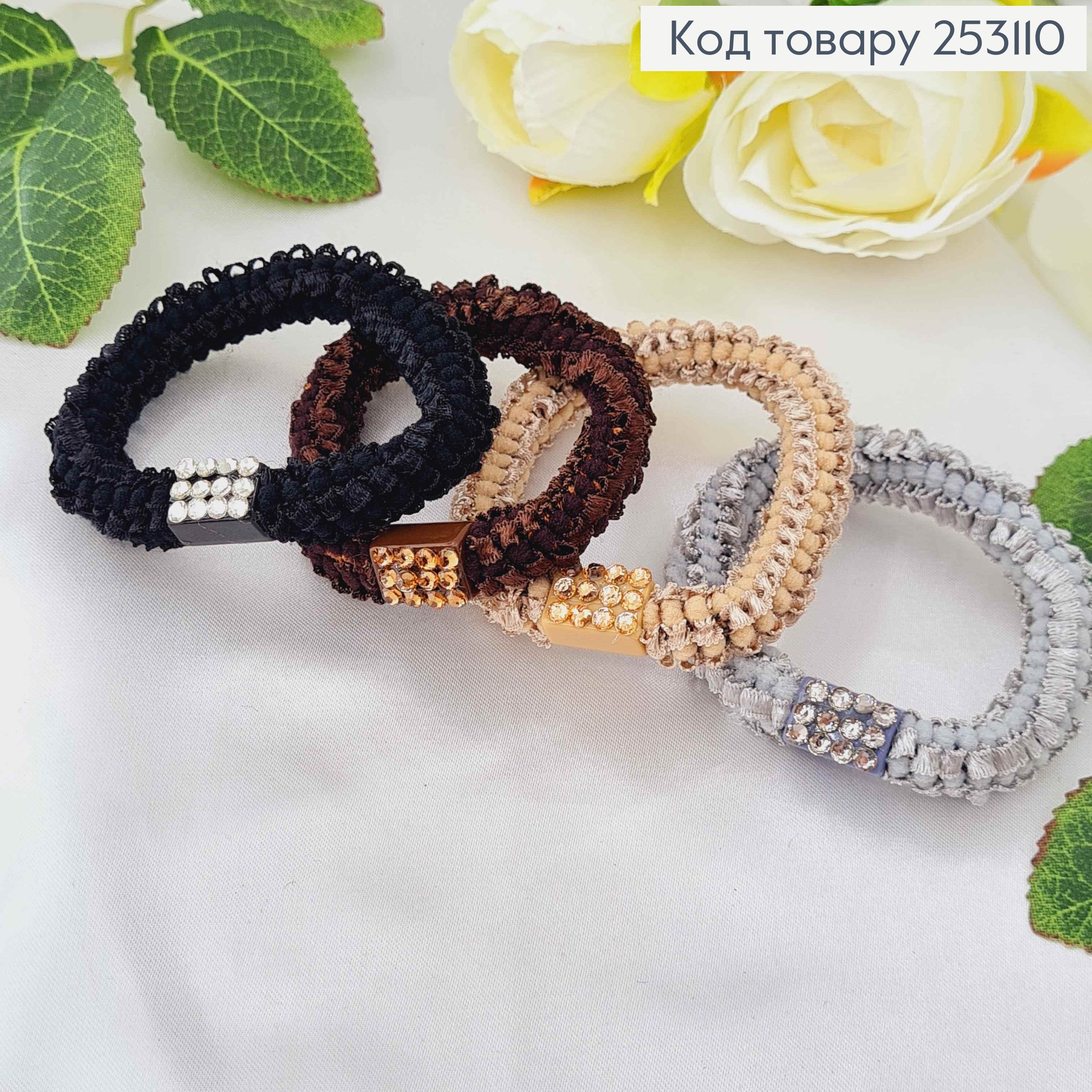 Резинка спираль, с атласными вставками и пластинкой с тремя рядами камешков, цвета в ассорт. 253110 фото 1