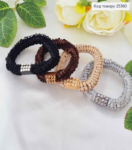 Резинка спираль, с атласными вставками и пластинкой с тремя рядами камешков, цвета в ассорт. 253110 фото 1