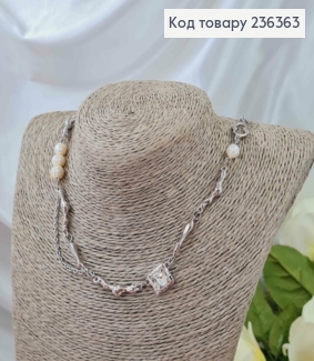 Підвіска на шию, комбінована з перлинками, ланцюжками та білим камінцем, довж. 45+5см 236363 фото