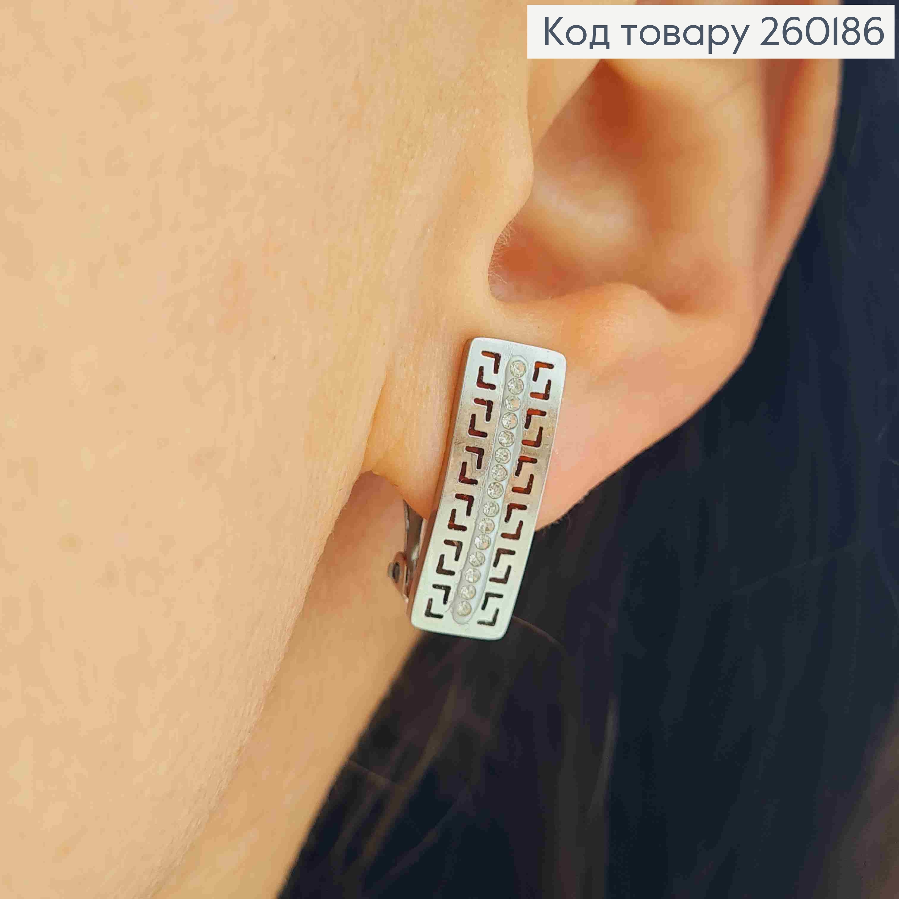 Сережки кліпси срібного кольору, ВЕРСАЧЕ з Блискучими камінцями, 2*0,6см, Stainless Steel 260186 фото 1