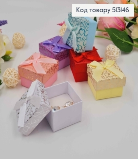 Коробка блестящая с тиснением Сердечками, с бантиком, 5*5*3,5см, цвета в ассорт. 513146 фото