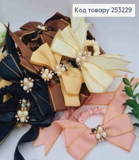 Резинка з брошкою в Перлинках та Бантиком з люрексом, Кольори в асорт., резинка 5,5см, бант 10*11см 253229 фото