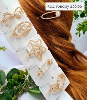 Заколка на зажимчике в ассортименте украшена жемчужками разного размера, золотого цвета, 5,5см. 233136 фото