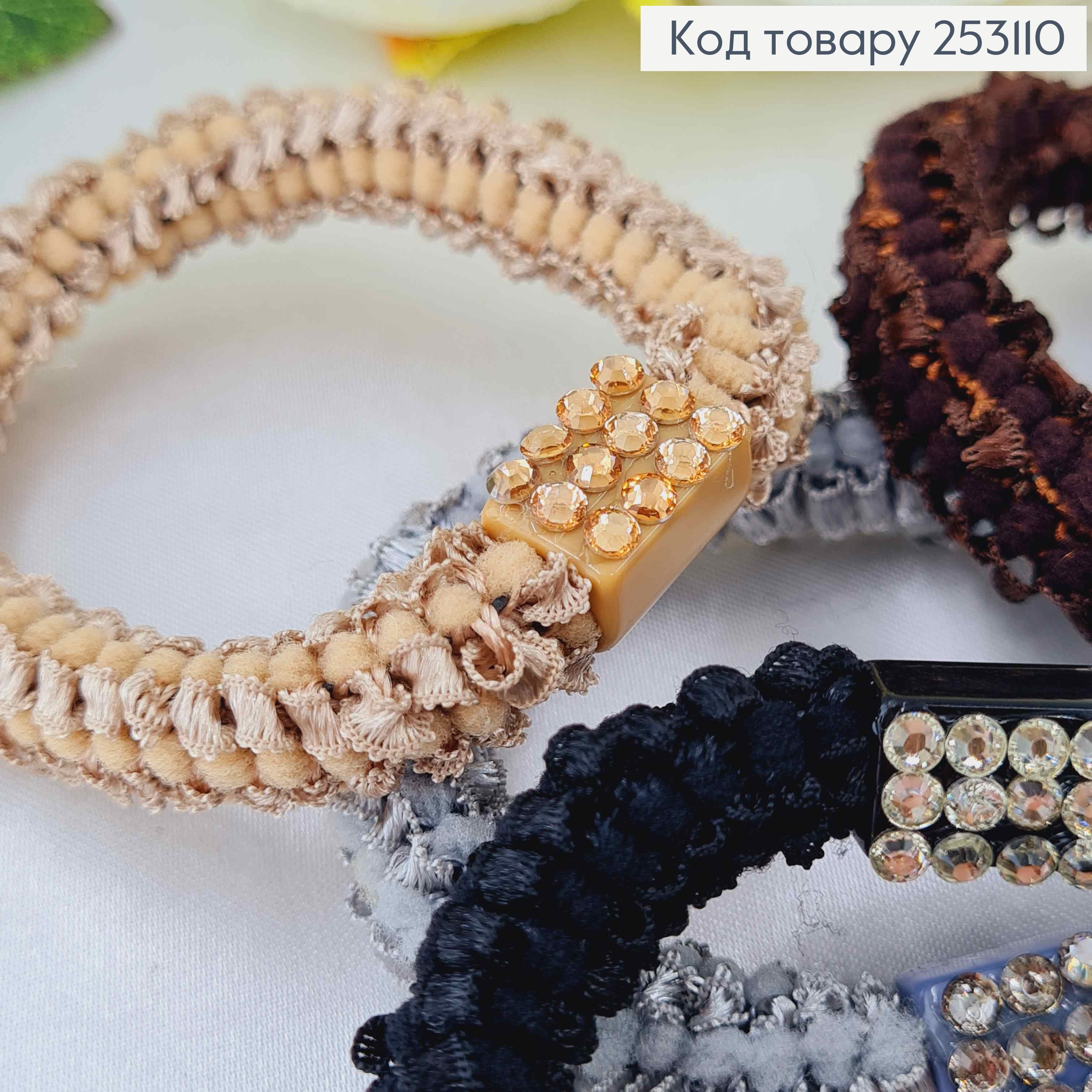 Резинка спираль, с атласными вставками и пластинкой с тремя рядами камешков, цвета в ассорт. 253110 фото 2