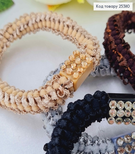 Резинка спираль, с атласными вставками и пластинкой с тремя рядами камешков, цвета в ассорт. 253110 фото 2