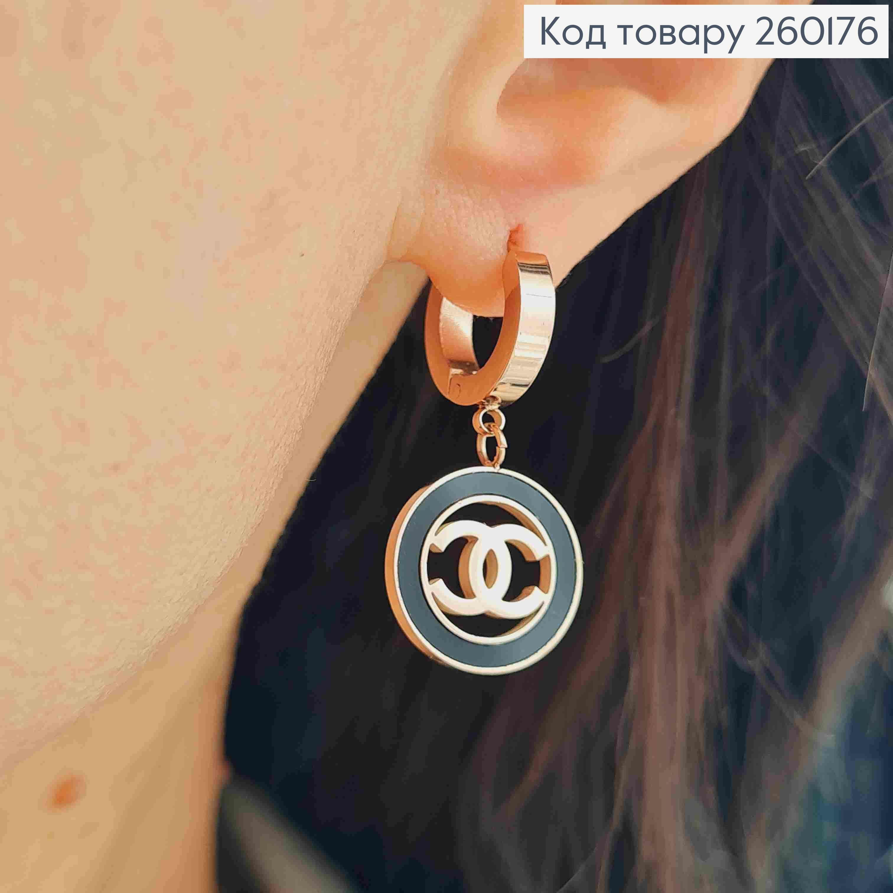 Серьги кольца, медного цвета, с подвеской "ШАНЕЛЬ" (1,5см), диаметр 1,3см, сталь Stainless Steel 260176 фото 1