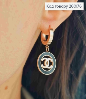 Сережки кільця, мідного кольору, з підвіскою "ШАНЕЛЬ" (1,5см), діаметр 1,3см, сталь Stainless Steel 260176 фото