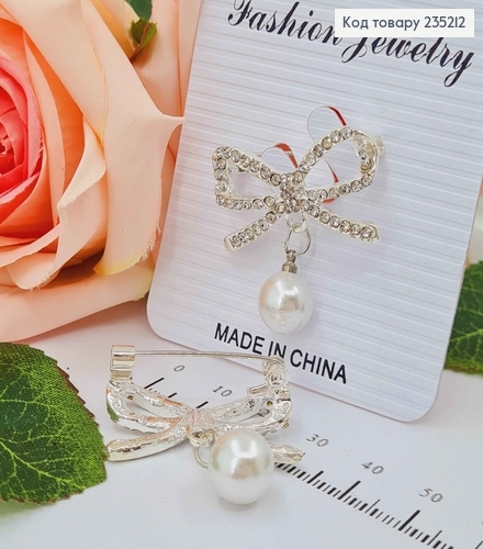 Брошь металл, "Бантик", в камнях, с жемчужиной. 3см 235212 фото 1