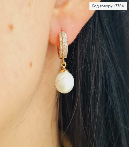 Серьги кольца (1,5см), украшенные камешками в три ряда и подвесной жемчужиной (1,2см), Xuping 18К. 117764 фото 1