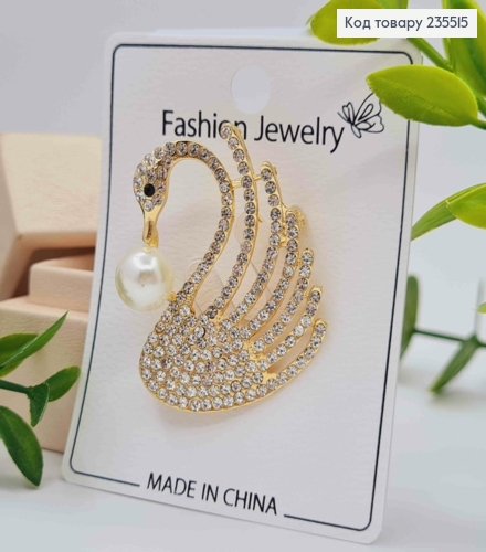 Брошь металл "ЛЕБЕДЬ" украшена Блестящими камешками и Жемчужкой, 4*3,5см, Золотого цвета 235515 фото 1