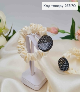 Резинка жатка 6см, Молочного кольору, з круглою пластинкою "Луї Вітон" з камінцями 253170 фото