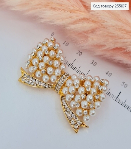 Брошь металл золотая Бантик с жемчужинами и камешками 235107 фото 1
