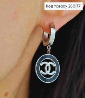 Сережки кільця, срібного кольору, з підвіскою "ШАНЕЛЬ" (1,5см), діаметр 1,3см, сталь Stainless Steel 260177 фото