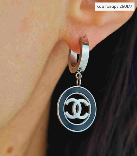 Серьги кольца, серебряного цвета, с подвеской "ШАНЕЛЬ" (1,5см), диаметр 1,3см, сталь Stainless Steel 260177 фото 1