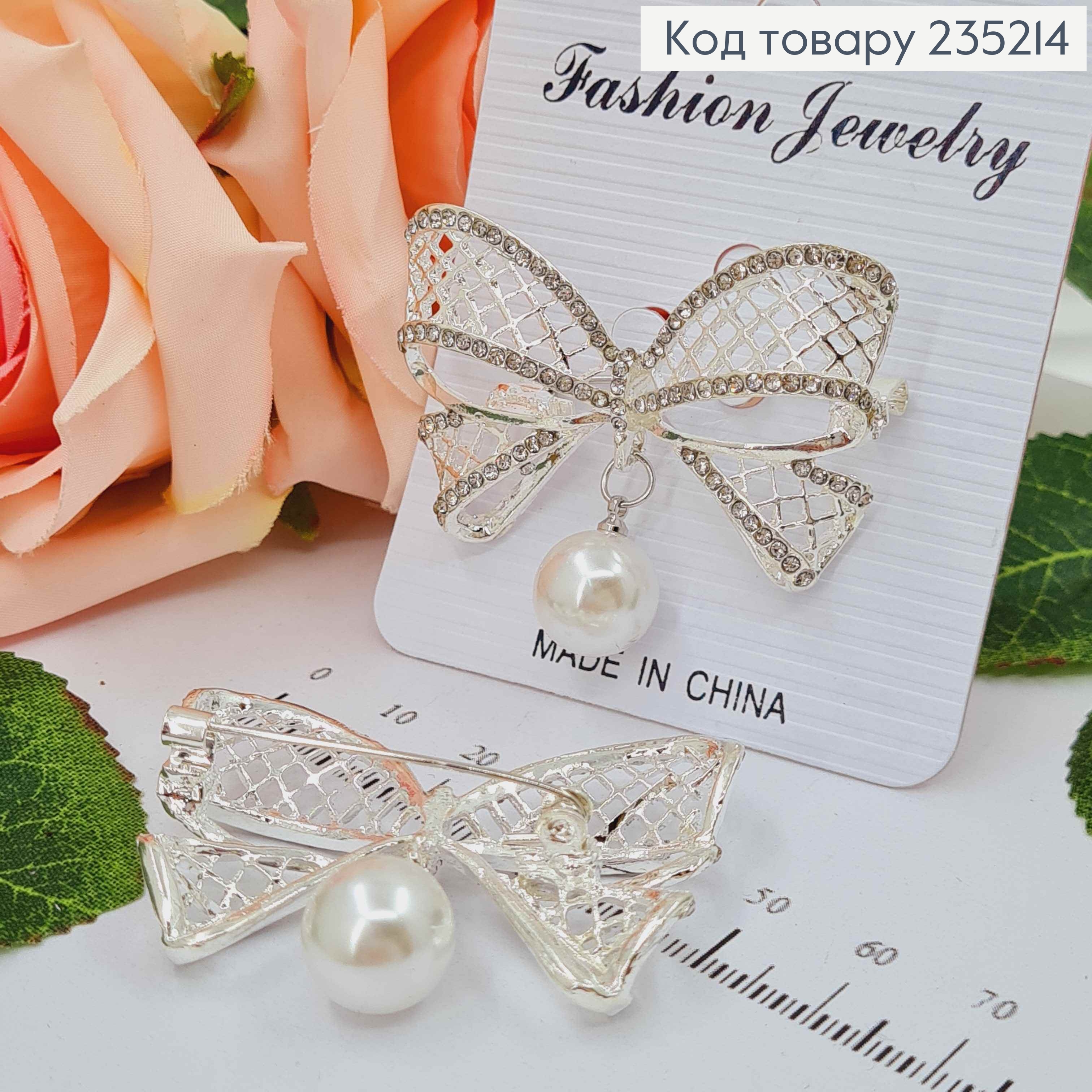 Брошь металл, "Бантик" серебряного цвета, с плетением, в камнях, с жемчужиной, 4,5см 235214 фото 1