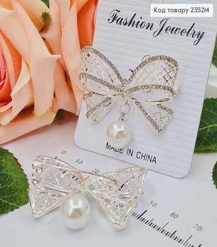 Брошь металл, "Бантик" серебряного цвета, с плетением, в камнях, с жемчужиной, 4,5см 235214 фото 1