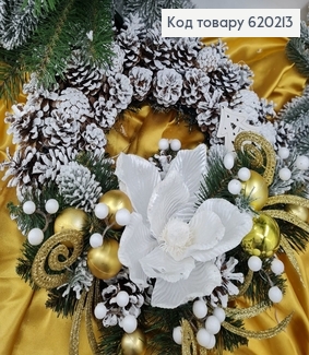 Венок из шишек, игрушек и рождествеником д.40 620213 фото