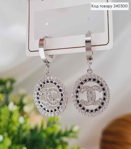 Серьги кольца, серебряного цвета, с подвеской "Шанель", 2см., в ободке в камнях, сталь Stainless Steel 240300 фото 3