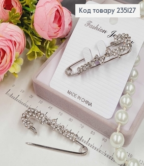 Брошка Шпилька "Два бантика" в камушках 5.5*1.5 см, серебряный цвет. 235127 фото