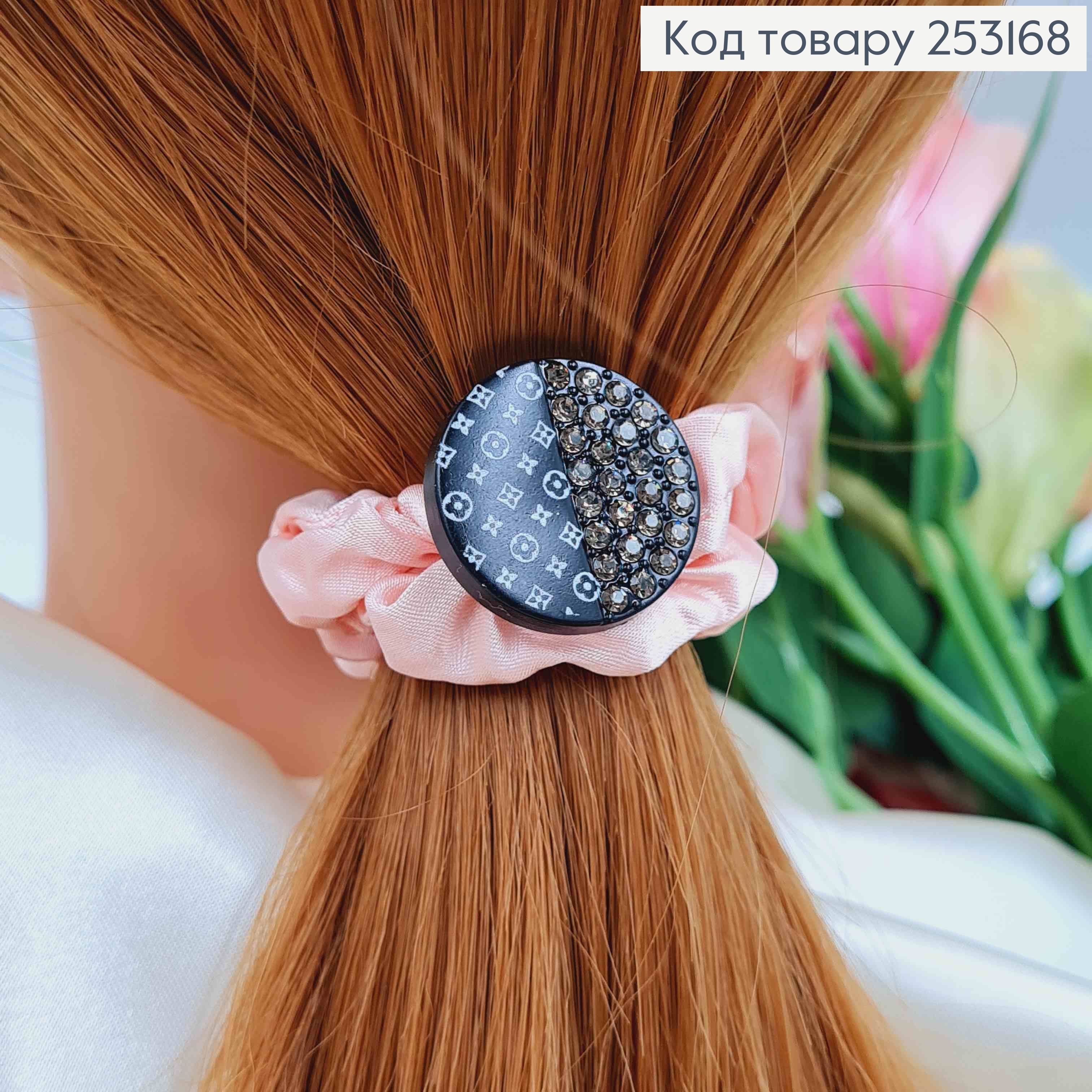 Резинка жатка 6см, Рожевого кольору, з круглою пластинкою "Луї Вітон" з камінцями 253168 фото 2