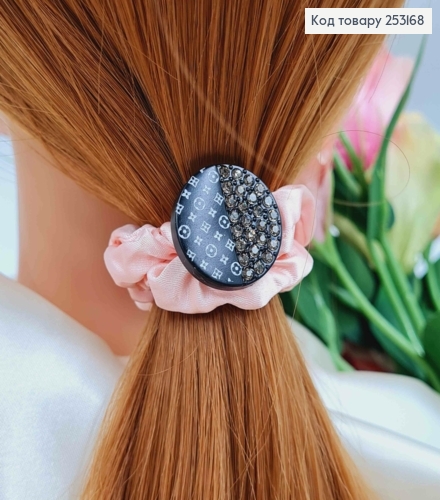 Резинка жатка 6см, розового цвета, с круглой пластинкой "Луи Витон" с камешками. 253168 фото 2