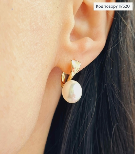 Серьги с жемчужиной 1см на изогнутой пластине, дл. 2см, англ застежка, Xuping 18К 117320 фото 2