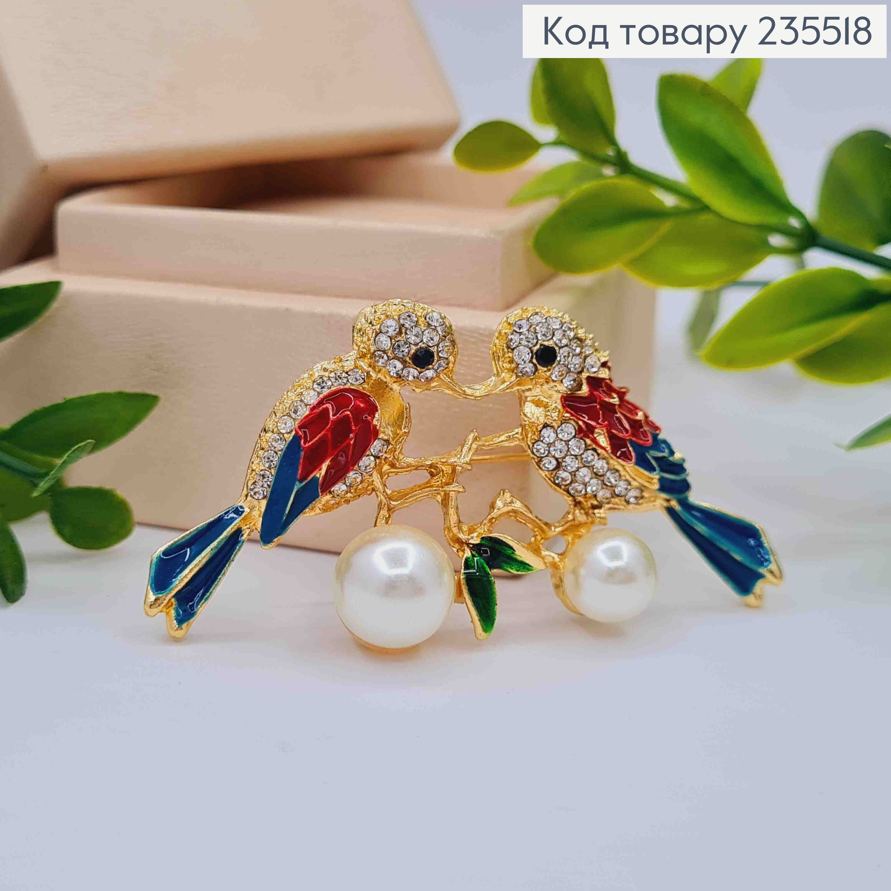 Брошь металл "ПТИЦЫ" с Блестящими камнями и Жемчужинами, 5,5см, с Синими хвостами, Золотая 235518 фото 1