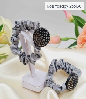 Резинка жатка 6см, Графітового кольору, з круглою пластинкою "Луї Вітон" з камінцями 253166 фото