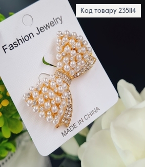 Брошь металл золотая Бантик с жемчужинами и камешками 235114 фото