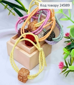 Резинка шнурок з Квадратною брошкою в Блискучих камінцях, Яскраві кольори васортимені, 5см 245189 фото