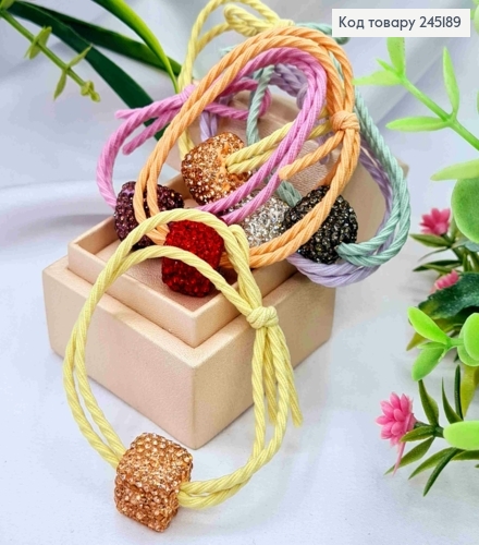 Резинка шнурок з Квадратною брошкою в Блискучих камінцях, Яскраві кольори васортимені, 5см 245189 фото 1