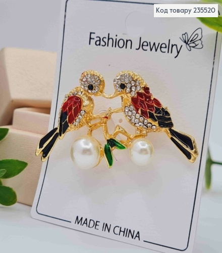 Брошь металл "ПТИЦЫ" с Блестящими камнями и Жемчужинами, 5,5см, с Черными хвостами, Золотая 235520 фото 1