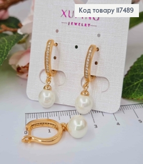 Серьги с камнями в один ряд и подвесной жемчужиной (8мм), 2,2см, англ. застежка, Xuping 18К 117489 фото