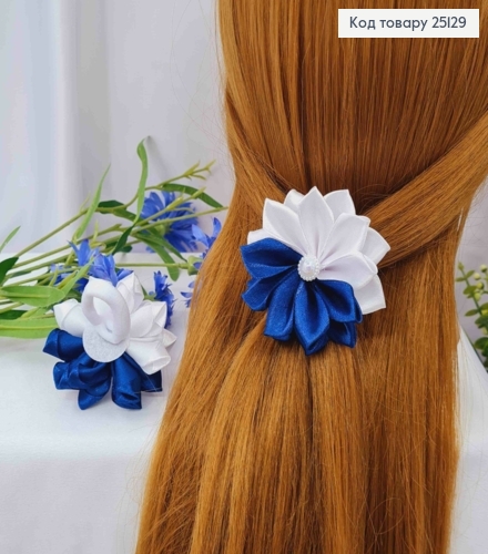 Резинка Бант цветок "Хризантема" с бусинкой, бело-синего цвета, 7см 276051 фото 1