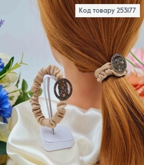 Резинка жатка 6см, Пісочного кольору, з квадратною пластинкою "Шанель" з камінцями 253177 фото