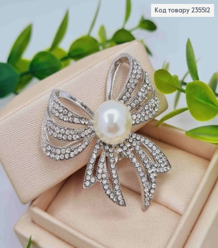 Брошь металл "БАНТИК" украшена Блестящими камешками и Жемчужкой, 4*4см, Серебряного цвета 235512 фото 1