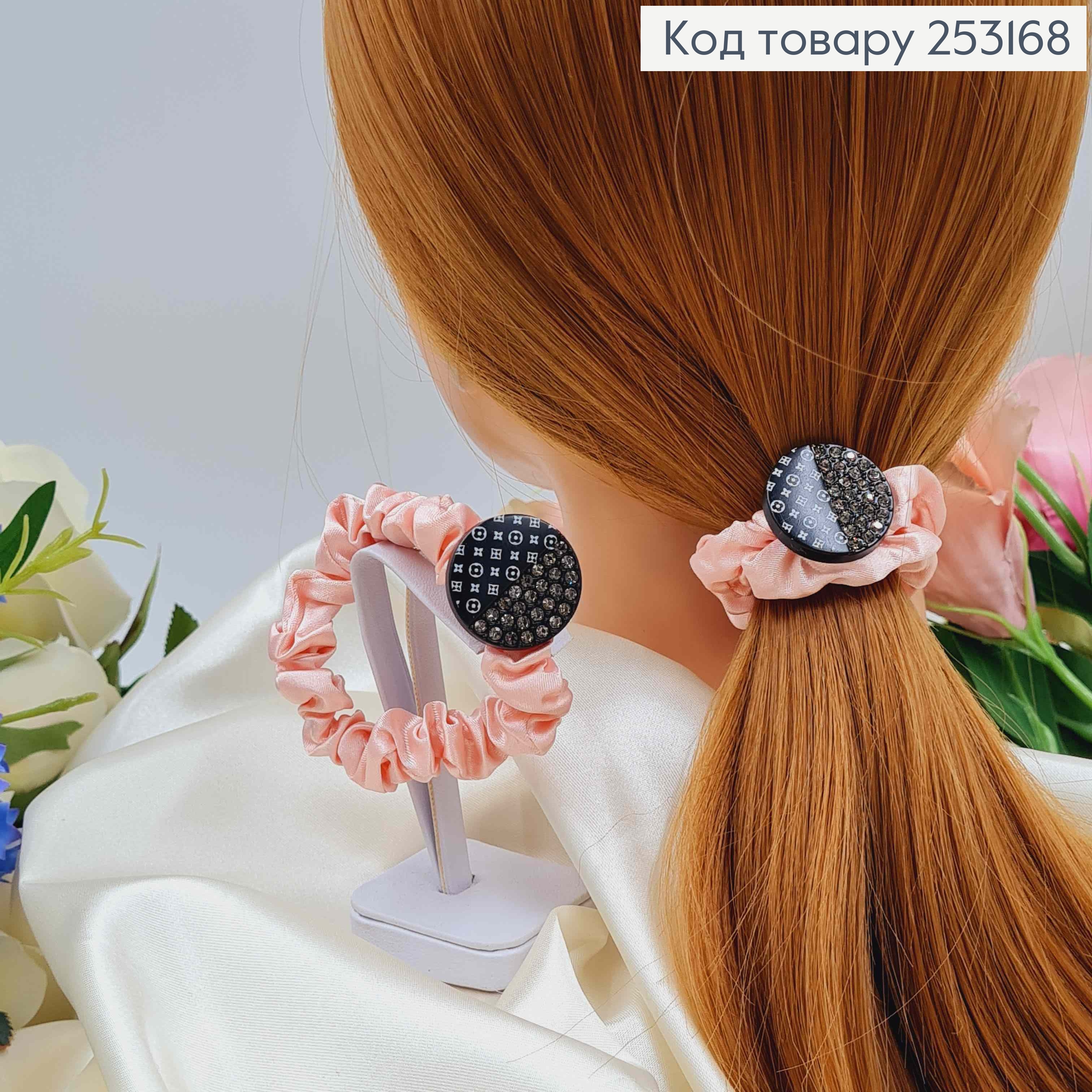 Резинка жатка 6см, Рожевого кольору, з круглою пластинкою "Луї Вітон" з камінцями 253168 фото 1