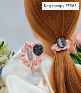 Резинка жатка 6см, Рожевого кольору, з круглою пластинкою "Луї Вітон" з камінцями 253168 фото