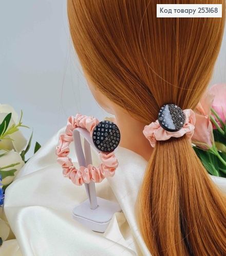 Резинка жатка 6см, Рожевого кольору, з круглою пластинкою "Луї Вітон" з камінцями 253168 фото 1