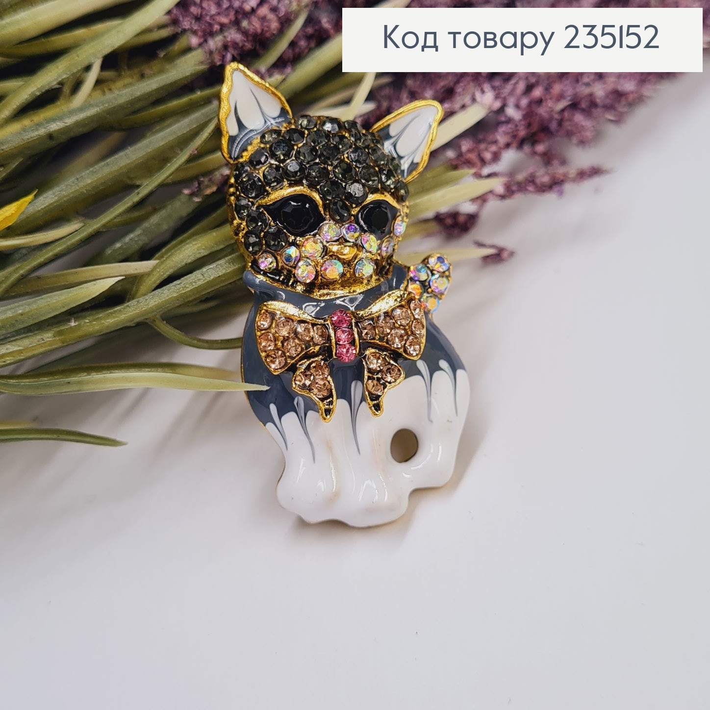 Брошка "Кот с бантиком" в разноцветных камушках 4.5*2 см, cеро-белая эмаль. 235152 фото 1